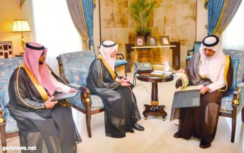 أمير مكة يتسلم تقريرا عن إنجازات جامعة الطائف