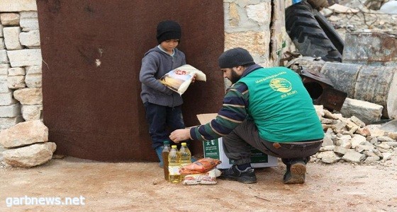 مركز الملك سلمان يقدم حملة مساعدات غذائية للنازحين من ريفي إدلب وحلب