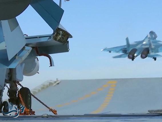 انزلاق مقاتلة روسية من على مدرج حاملة طائرات