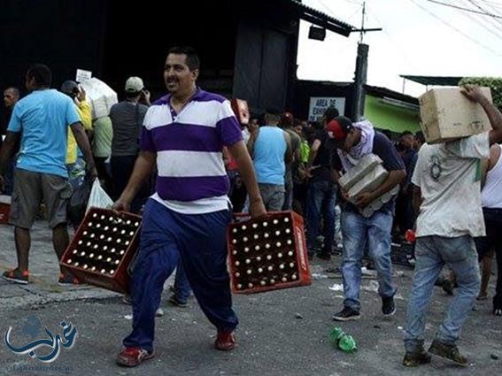 بالصور.. فوضى شاملة وأعمال سلب ونهب في فنزويلا