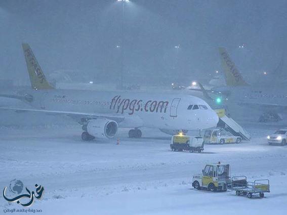 عاصفة ثلجية تجتاح مدينة إسطنبول وإيقاف حركة الطيران بمطار أتاتورك