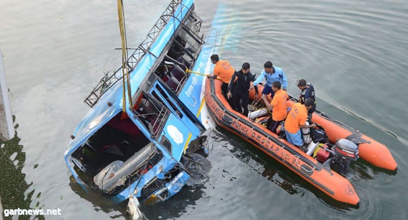 مصرع 19 جراء سقوط حافلة من أعلى جسر في الفلبين