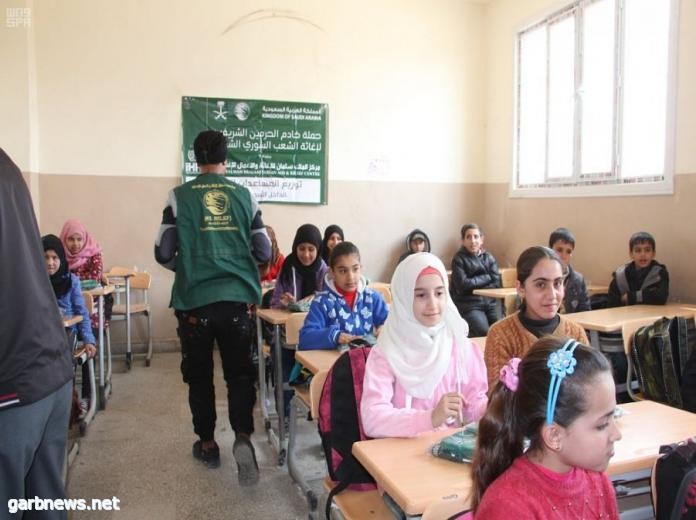 مركز الملك سلمان للإغاثة يوزع الملابس على طلاب المدارس في حلب