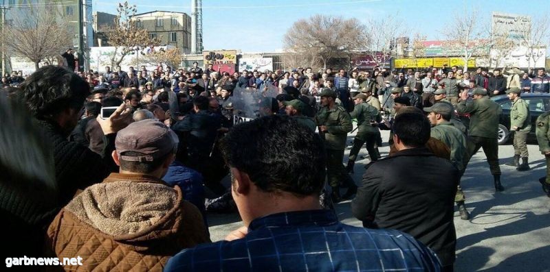 مظاهرات حاشدة أمام مبنى الإذاعة والتلفزيون التابع للنظام الإيراني في مدينة الأحواز، احتجاجا على الإساءات للعرب…