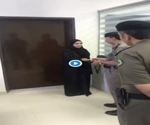 طباعة وإصدار أول رخصة قيادة نسائية في السعودية (فيديو)