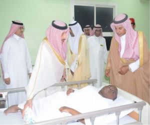 الأمير محمد بن ناصر يعايد المرضى المنومين بمستشفى الملك فهد ونزلاء مركز التأهيل الشامل