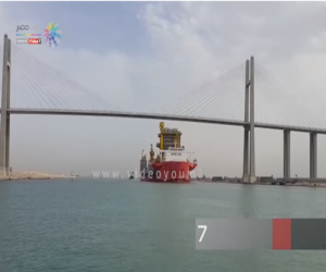 قناة السويس تشهد عبور أكبر حفار فى العالم بإتجاه الخليج  " شاهد الفيديو"