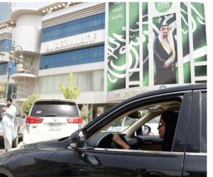 سعوديات يروين تجاربهن:قدنا وسط تسهيلات رجال الأمن وتشجيع الشبان