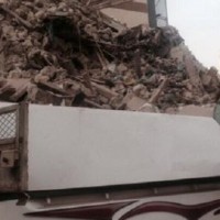 وفاة شخص وإصابة آخر في إنهيار مبنى تاريخي في جدة "فيديو"