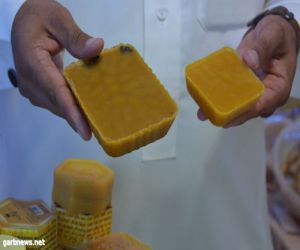 شاب سعودي يستفيد من إعادة تدوير الشمع في منتجات محلية