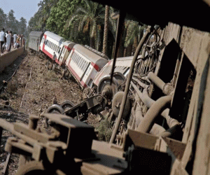 حادث قطار أسوان يطيح برئيس سكك حديد مصر