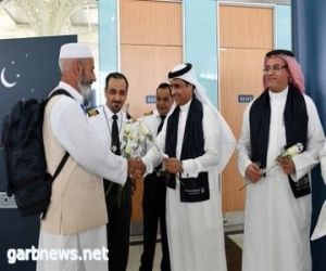 بالورود والهدايا يستقبل مطار الأمير محمد بن سلمان بالمدينة المنورة ضيوف الرحمن