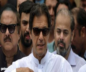 لجنة الانتخابات في باكستان تعلّق فوز عمران خان بالانتخابات إلى حين