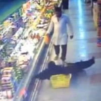 اجنبي يضرب امراه سعوديه في سوبر ماركت التميمي بالرياض "فيديو"