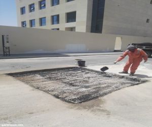 بلدية الخبر تجري أعمال الصيانة لمعالجة الحفر بشوارع المحافظة