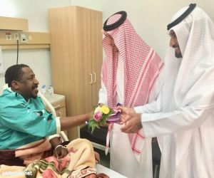 محافظ بيشه يعايد المرضى المنومين بمستشفى الملك عبدالله ببيشه