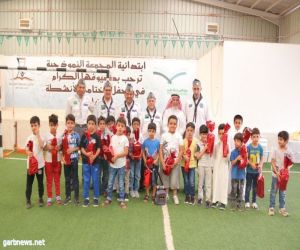 رواد كشافة محافظة المجمعة يقدمون هدايا للطلاب المستجدين