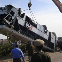 مصر: انتشال 12 جثة من حافلة غرقت في ترعة وإصابة 14 راكبا بجروح