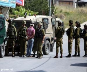 الاحتلال يعتقل 7 فلسطينيين بالضفة ويطلق النار على الصيادين بغزة