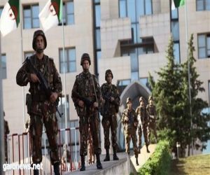 وزارة الدفاع الجزائرية تعلن تسليم 3 إرهابيين لأنفسهم جنوبي البلاد