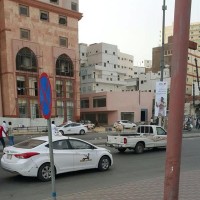 ثور هائج يصيب "3 " أشخاص ويثير الرعب في أحد شوارع مكة "صور"