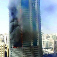 اختناق 19 شخصاً وتفحم 7 سيارات في حريق برج سكني بالشارقة