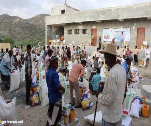 فريق غطاء الرحمة التطوعي وبإشرف جمعية السلام  ينفذ حملة إغاثية عاجلة للقرى التي تأكل الشجر في اليمن