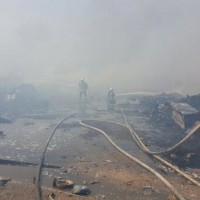 مدني مكة يخمد حريقاً اندلع في أرض مسورة (صور)