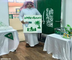 مدير مكتب التعليم بشمال الطائف يزور معرض اليوم الوطني لمدارس البنات