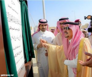 أمير الرياض يسلم مواطنين فللهم السكنية في "إسكان العيينة" ويدشن المرحلة الثانية لتطوير 1237 أرضاً سكنية