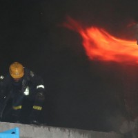 الدفاع المدني يباشر حريق مستودع الحسينية ولا اصابات