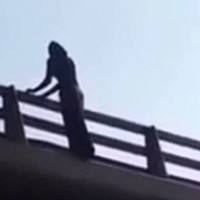 بالفيديو.. لحظة إلقاء فتاة تونسية بنفسها من أعلى جسر