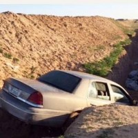 حفريات مشروع الصرف الصحي تبتلع سيارة عائلية بحفر الباطن