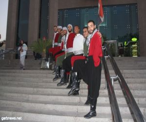 بالصور .. الاستعدادات لحفل ختام مهرجان الفنون والفلكلور الافروصيني الليلة بدار المدرعات