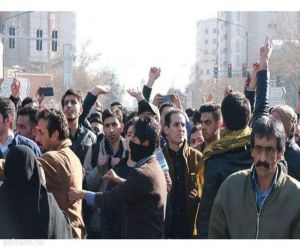 متظاهرون يرتدون الأكفان وسط إيران للمطالبة بحقوقهم