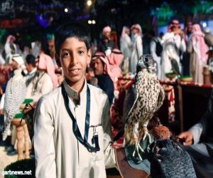 أصغر صقّار سعودي في معرض الصقور والصيد في الرياض
