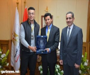 وزير الرياضة المصري يكرم بطل العالم في القوة البدنية