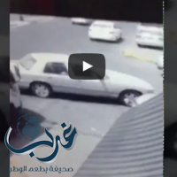 شاهد : لحظة سرقة سيارة أمام محل بالسعودية في وضح النهار