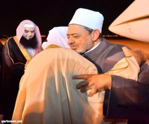 وزير الشؤون الإسلامية يستقبل شيخ الأزهر لدى وصوله إلى الرياض