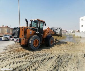 بلدية الجبيل تواصل عمليات ردم المستنقعات وتجمعات المياه داخل أحياء المحافظة