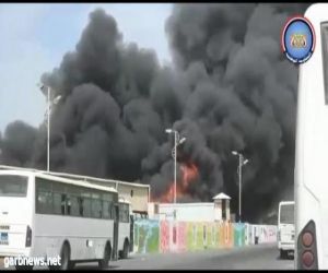 .حريق هائل يلتهم مطاحن المدينة جراء قصف لميليشيا الحوثي الإيرانية في الحديدة