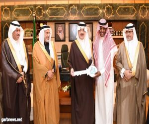 الأمير سعود بن نايف يسلّم مستفيدي “إخاء” منازلهم