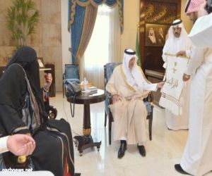 مواطنة تهدي الأمير خالد الفيصل قطعة قماش غالية.. وهكذا جاء رده