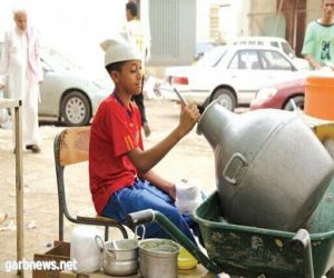 أصغر بائع فول "مدمس"في جازان لن أترك مهنة الآباء