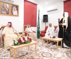 الأمير محمد بن عبدالعزيز يلتقي مشايخ وأهالي محافظة فرسان