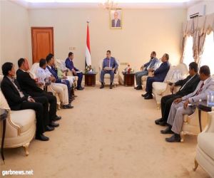 رئيس الوزراء اليمني يوجه بالارتقاء بالوضع المعيشي والخدمي لمحافظة سقطرى