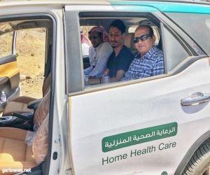 فريق الرعاية الصحية المنزلية يزور مريض وادي عمود