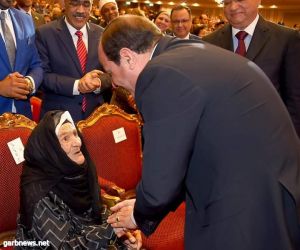 الرئيس المصري عبدالفتاح السيسي يكرم امهات مصر و عظيماتها في احتفاليه عيد الام
