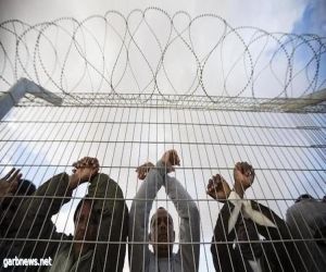 المعتقلون الفلسطينيون المضربون عن الطعام يحتجون على العقوبات ضدهم