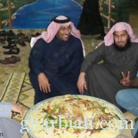 سعودي يحتفل بعامله بعد عودته من الإجازة بسفرة عامرة